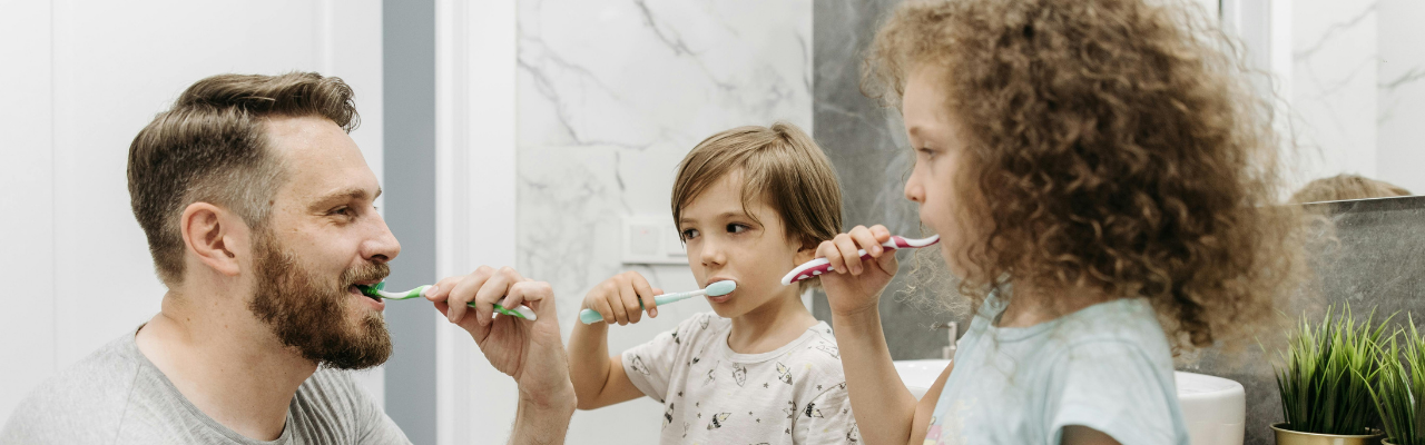 How should we clean our teeth ? Banner